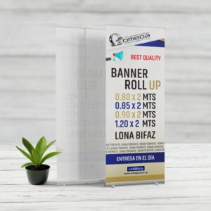 Banner Roll Up de Imprenta Omega junto a una planta decorativa sobre fondo de madera clara.