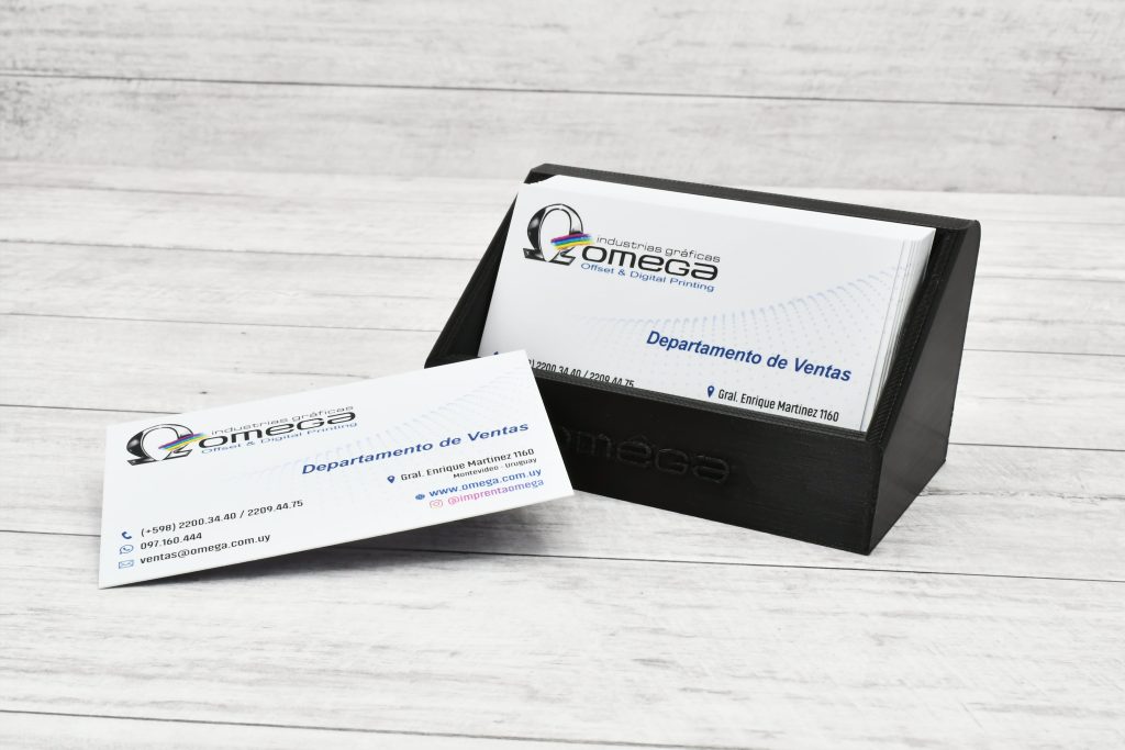 Tarjetero impreso en 3D con logo Omega para exhibir tarjetas personales