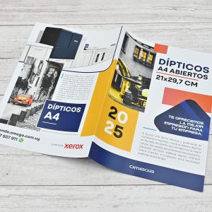 Dípticos A4 abiertos impresos a todo color por Imprenta Omega, disponibles en la tienda online.