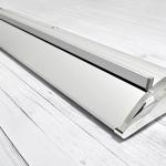 Base de aluminio reforzada del Roll Up Premium de Imprenta Omega, con terminaciones metálicas de alta calidad y diseño estable para uso profesional.