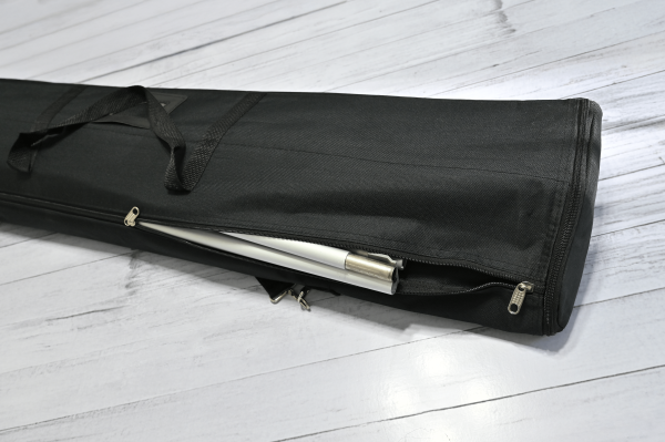 Vista superior del Roll Up Premium mostrando la varilla de soporte de aluminio, firme y de encastre preciso.