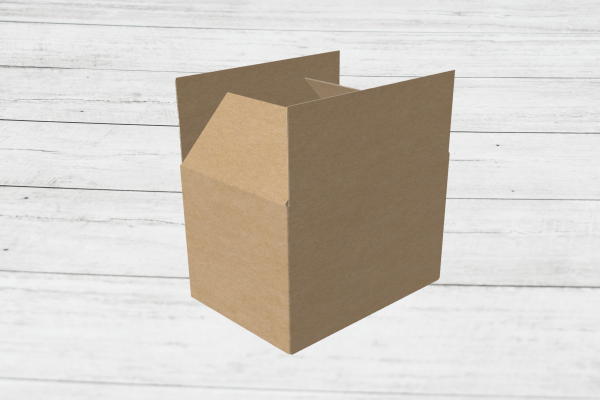 Caja de cartón kraft abierta, mostrando su estructura interna sobre fondo de madera clara.