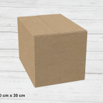 Caja de cartón kraft de 40 × 30 × 30 cm sobre fondo de madera clara, usada para embalaje o envío.