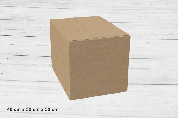 Caja de cartón kraft de 40 × 30 × 30 cm sobre fondo de madera clara, usada para embalaje o envío.