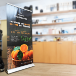 Roll Up Premium armado en el showroom de Imprenta Omega, con lona impresa en tecnología HP Látex de alta resolución y colores vibrantes.