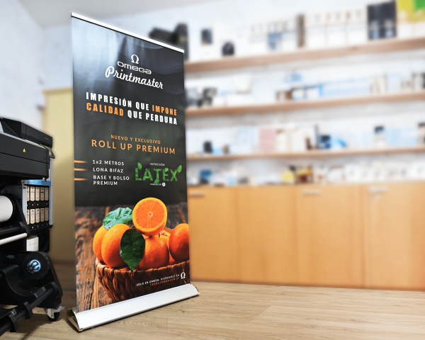 Roll Up Premium armado en el showroom de Imprenta Omega, con lona impresa en tecnología HP Látex de alta resolución y colores vibrantes.
