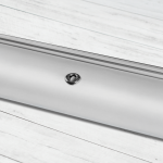 Detalle de la parte superior del Roll Up Premium de Imprenta Omega, mostrando el posa varilla de aluminio con encastre firme y acabado de precisión.