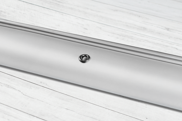 Detalle de la parte superior del Roll Up Premium de Imprenta Omega, mostrando el posa varilla de aluminio con encastre firme y acabado de precisión.