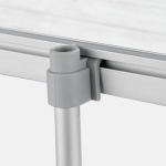 Detalle del gancho superior del Roll Up Premium de Imprenta Omega, fabricado en aluminio con sistema de sujeción firme y preciso.