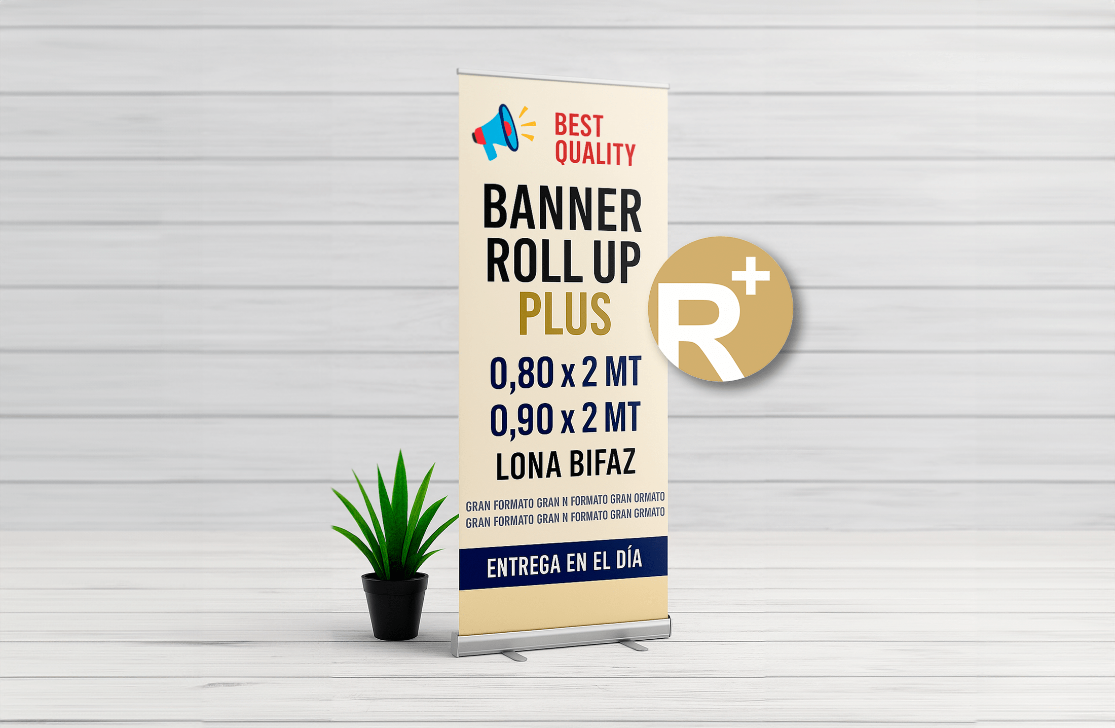 Banner Roll Up Plus de Imprenta Omega con estructura de aluminio y lona bifaz impresa, acompañado de planta decorativa sobre fondo de madera clara.