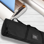 Roll Ups Premium de Imprenta Omega con base de aluminio anodizado y bolso negro de transporte reforzado sobre fondo de madera clara.