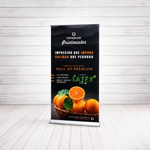 Roll Up Premium armado con impresión Látex HP en lona bifaz, base de aluminio reforzada y estructura profesional de Imprenta Omega.
