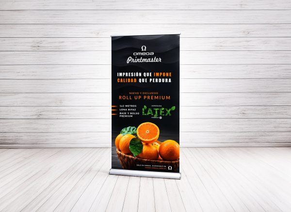 Roll Up Premium armado con impresión Látex HP en lona bifaz, base de aluminio reforzada y estructura profesional de Imprenta Omega.