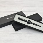 Lapicera Prestige Negra personalizada por Imprenta Omega, presentada en su caja original de marca Prestige, ideal para regalos empresariales.