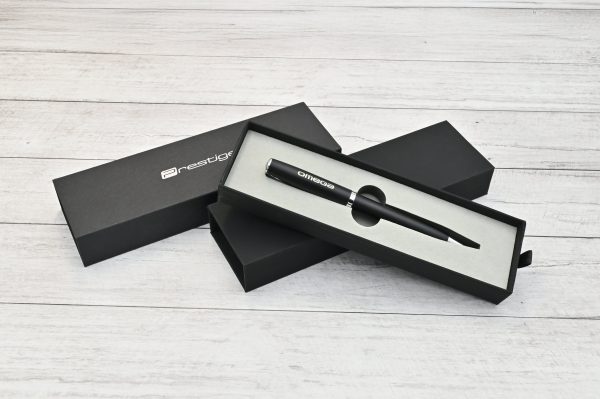 Lapicera Prestige Negra personalizada por Imprenta Omega, presentada en su caja original de marca Prestige, ideal para regalos empresariales.