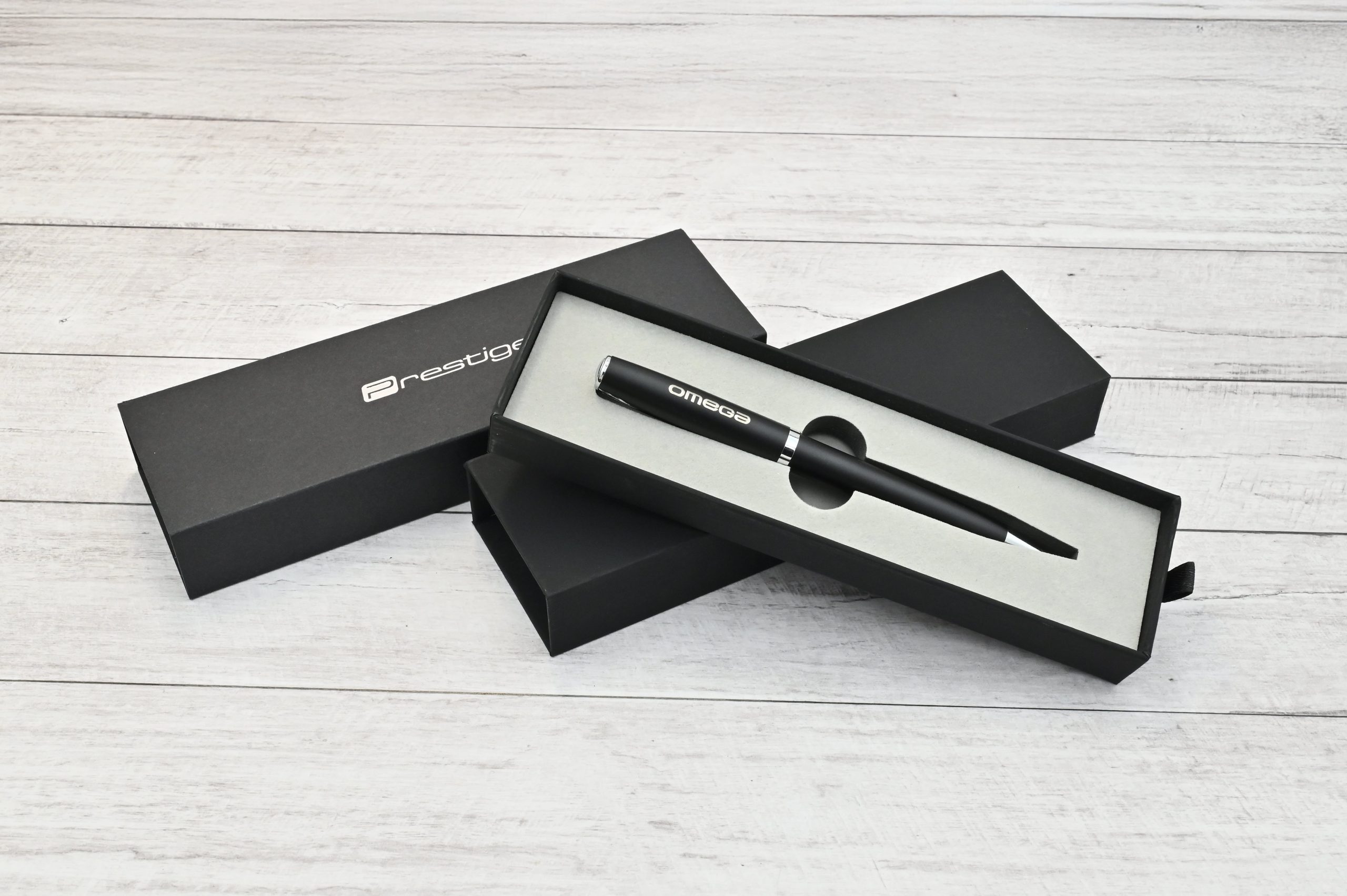 Lapicera Prestige Negra personalizada por Imprenta Omega, presentada en su caja original de marca Prestige, ideal para regalos empresariales.