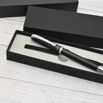 Lapicera Prestige Negra grabada a láser presentada en su estuche rígido tipo regalo, con interior de espuma gris.
