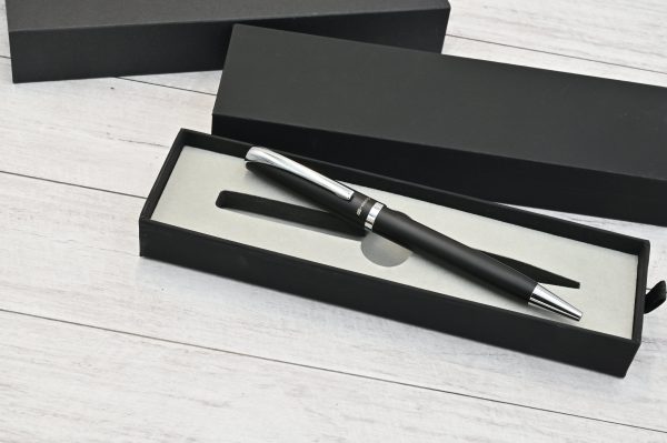 Lapicera Prestige Negra grabada a láser presentada en su estuche rígido tipo regalo, con interior de espuma gris.