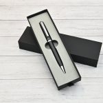 Lapicera Prestige Negra en su estuche rígido negro, lista para regalo empresarial, con acabado mate y detalles cromados.