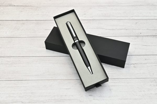 Lapicera Prestige Negra en su estuche rígido negro, lista para regalo empresarial, con acabado mate y detalles cromados.