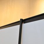 Detalle de sistema superior y varilla de soporte en aluminio negro del All Black Roll Up exclusivo de Imprenta Omega