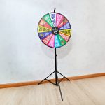Ruleta promocional Omega Spin personalizada con base metálica y trípode estable para eventos y activaciones en Uruguay