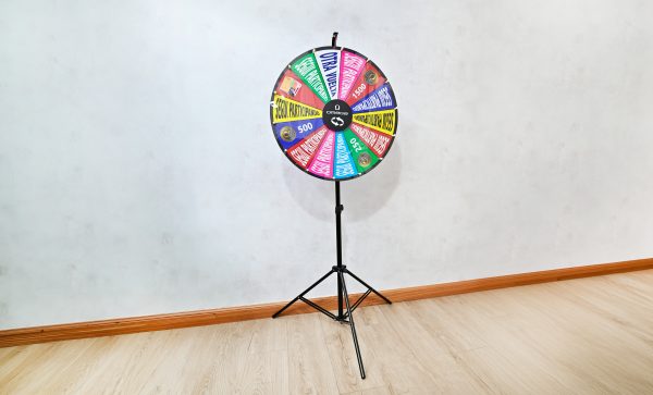 Ruleta promocional Omega Spin personalizada con base metálica y trípode estable para eventos y activaciones en Uruguay