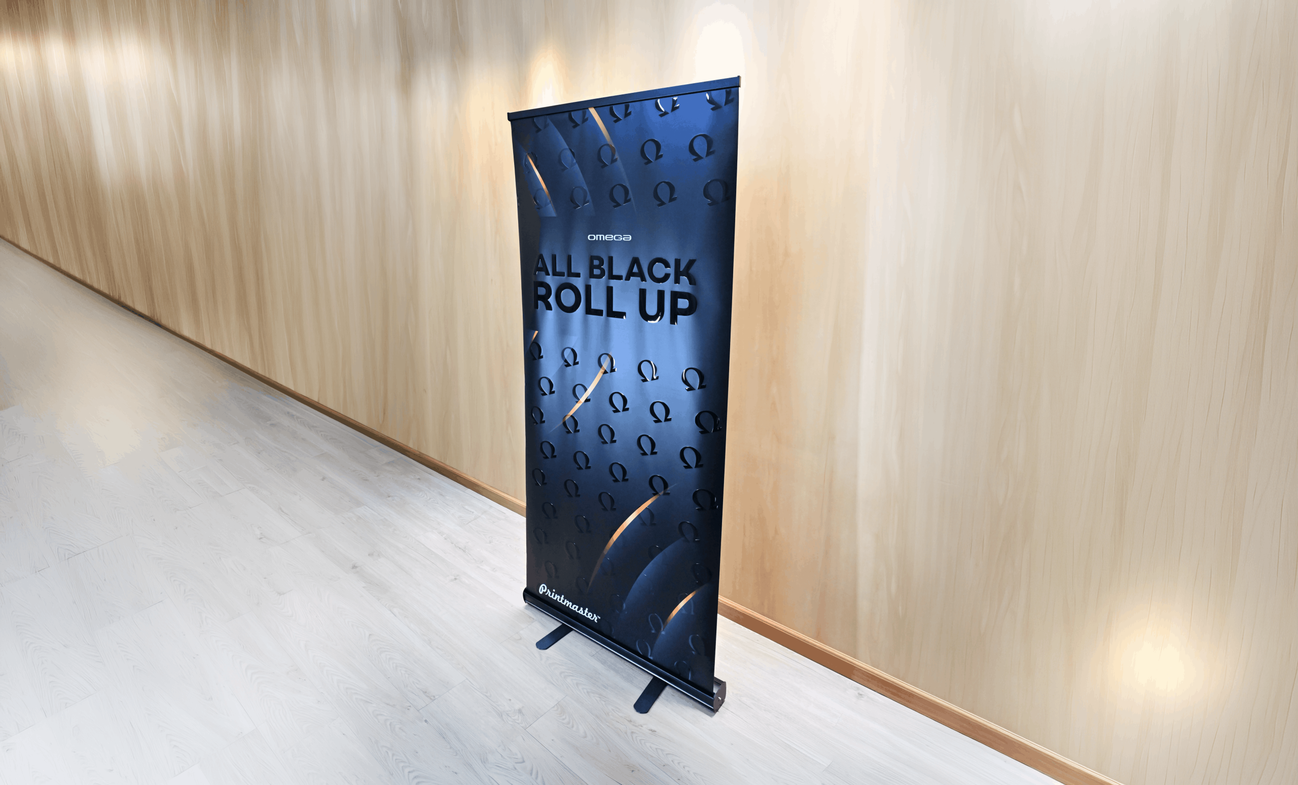 All Black Roll Up de 85 cm con estructura de aluminio negro y gráfica con barniz UV 3D impresa por Imprenta Omega en Uruguay