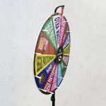 Vista lateral de ruleta promocional con estructura metálica resistente y sistema de giro profesional