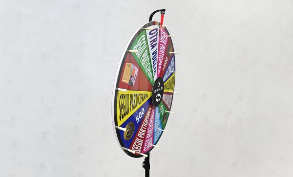 Vista lateral de ruleta promocional con estructura metálica resistente y sistema de giro profesional