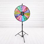 Ruleta promocional Omega Spin personalizada con base metálica y trípode estable para eventos y activaciones en Uruguay