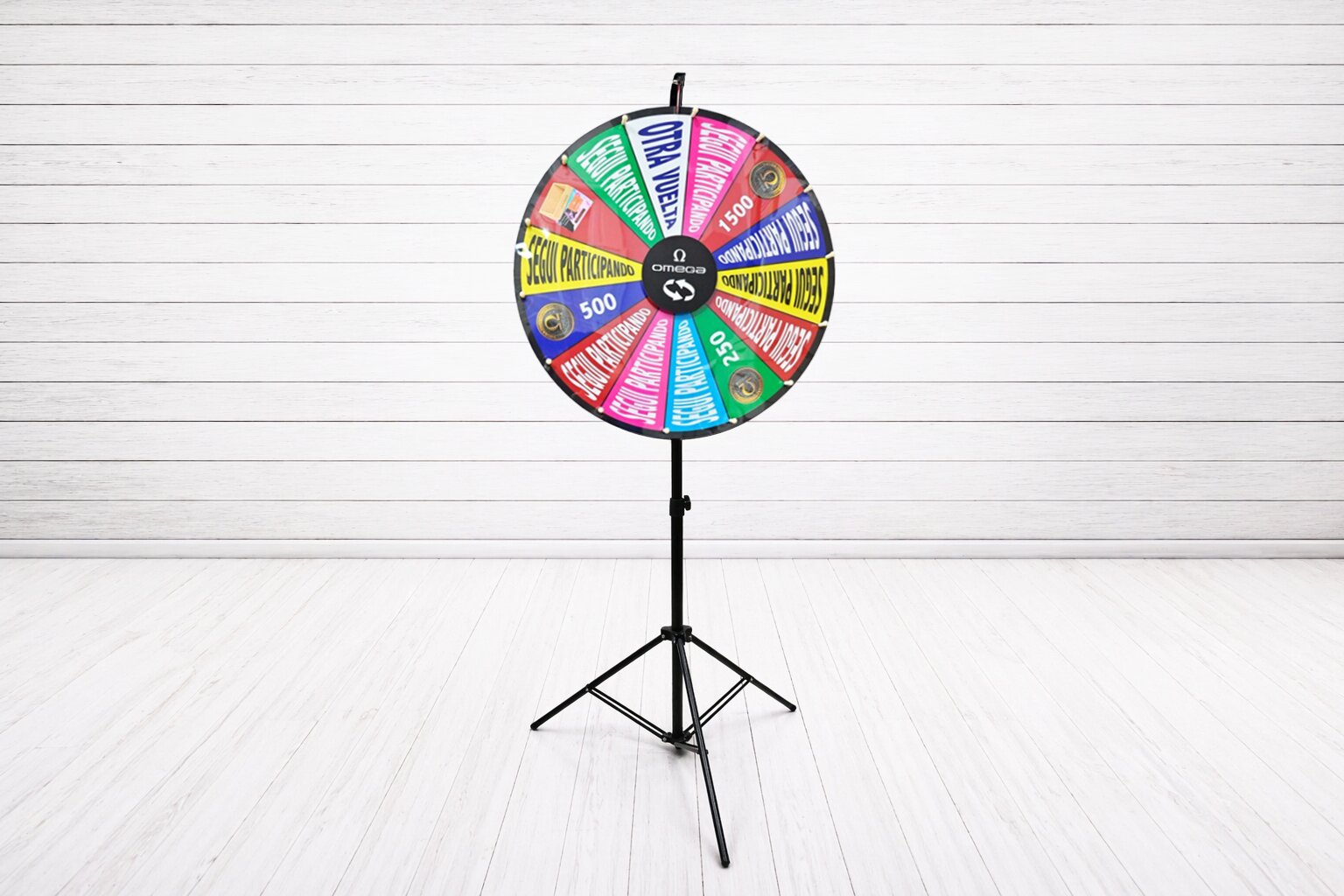 Ruleta promocional Omega Spin personalizada con base metálica y trípode estable para eventos y activaciones en Uruguay
