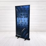 All Black Roll Up de 85 cm con estructura de aluminio negro y gráfica con barniz UV 3D impresa por Imprenta Omega en Uruguay