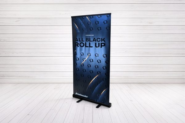 All Black Roll Up de 85 cm con estructura de aluminio negro y gráfica con barniz UV 3D impresa por Imprenta Omega en Uruguay