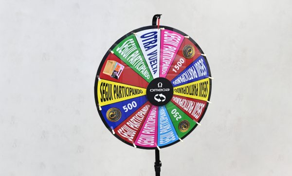Detalle frontal de ruleta publicitaria Omega Spin con premios personalizados e impresión full color