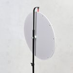 Parte trasera de ruleta promocional con sistema de fijación y soporte metálico profesional