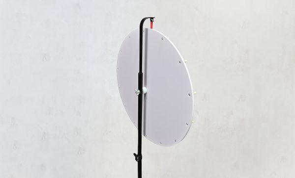 Parte trasera de ruleta promocional con sistema de fijación y soporte metálico profesional