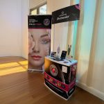 Mostrador promocional personalizado con cenefa superior y gráfica impresa en vinilo, ideal para ferias, promociones y eventos.