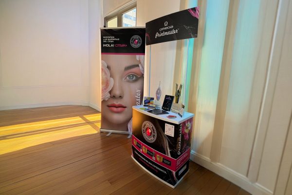 Mostrador promocional personalizado con cenefa superior y gráfica impresa en vinilo, ideal para ferias, promociones y eventos.