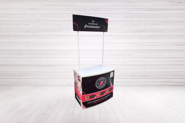Vista frontal de mostrador promocional personalizado con cenefa publicitaria y gráfica en vinilo.