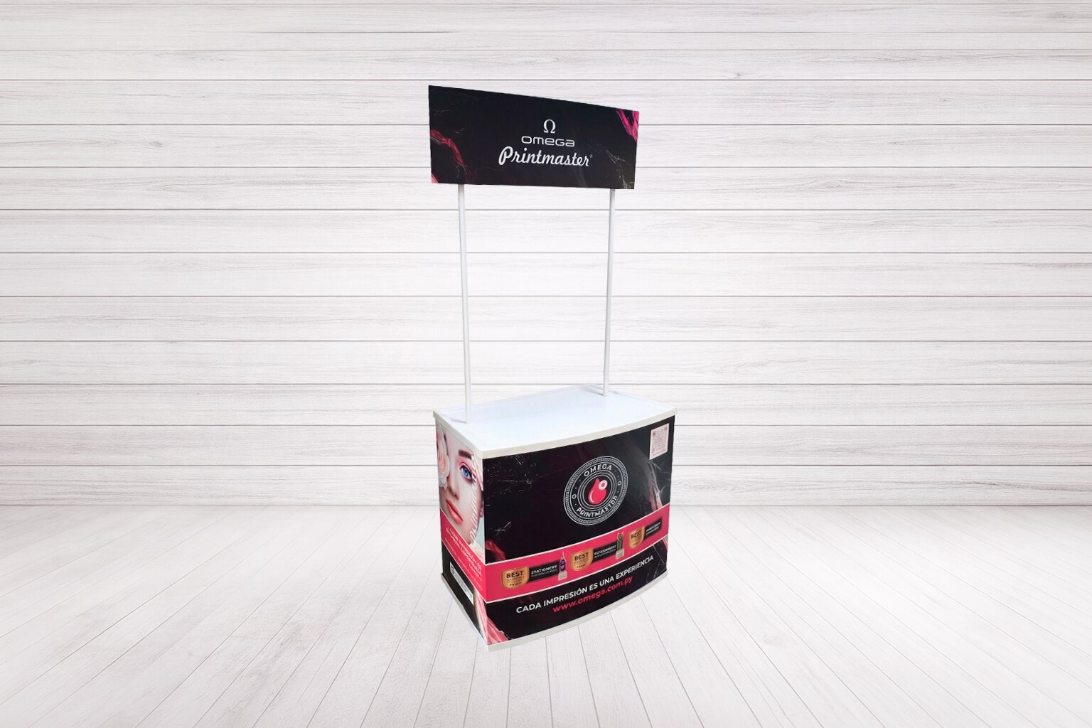 Vista frontal de mostrador promocional personalizado con cenefa publicitaria y gráfica en vinilo.