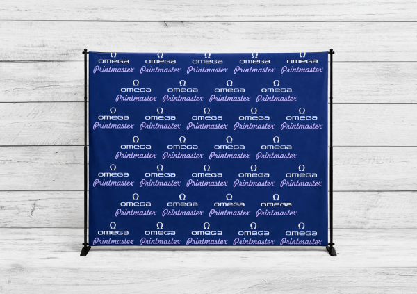 Back de prensa personalizado con estructura ajustable 3.6x2.4 metros sobre fondo de madera gris