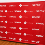 Back de prensa rojo personalizado con logos repetidos para eventos corporativos