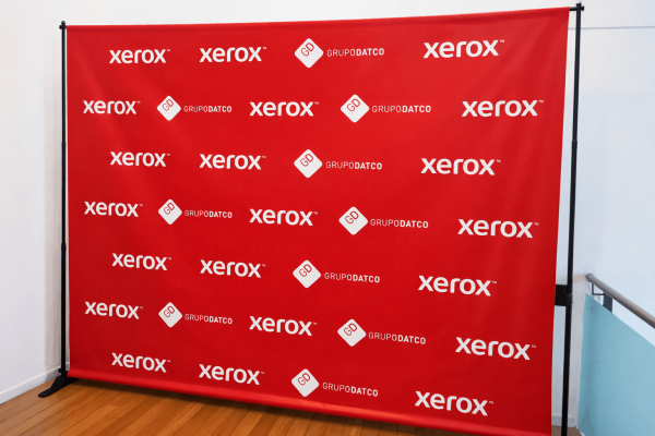 Back de prensa rojo personalizado con logos repetidos para eventos corporativos