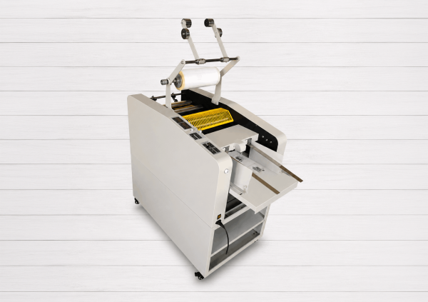 Laminadora automática Sysform AUTO-370F para laminado térmico y en frío, con alimentación automática y separación de hojas.