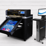 Sistema de corte y hendido digital ColorCut SC7800 Pro-RS XL junto a la estación opcional ColorCut Pro Server Station para gestión centralizada y automatización del flujo de producción.