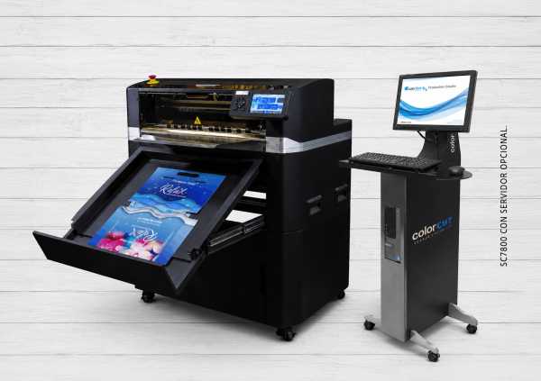 Sistema de corte y hendido digital ColorCut SC7800 Pro-RS XL junto a la estación opcional ColorCut Pro Server Station para gestión centralizada y automatización del flujo de producción.