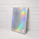 Paquete de papel metalizado iridiscente Omega Irilux de 485x330 mm y 100 hojas, presentado sobre fondo blanco estilo estudio con reflejos holográficos multicolor.