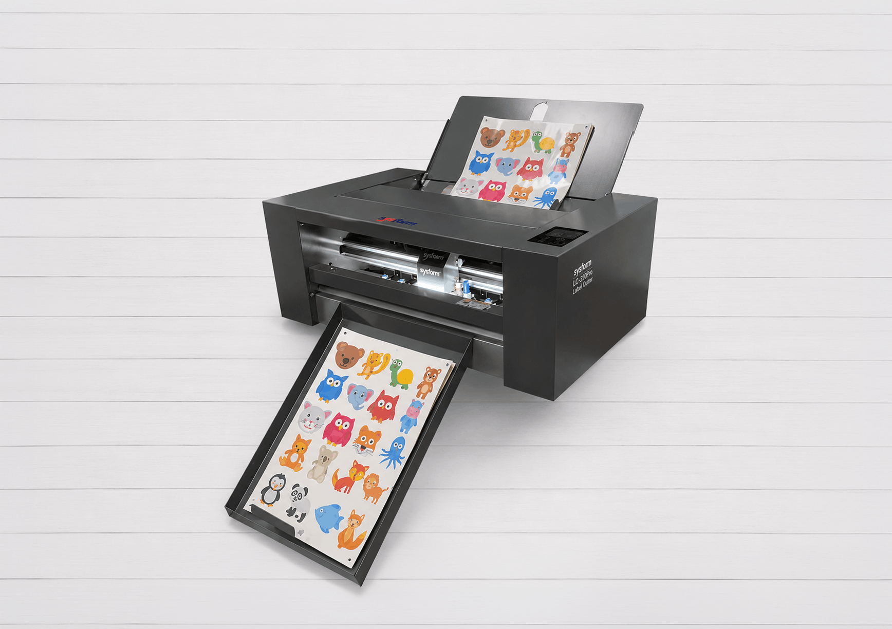 Sysform LC-350Pro cortadora digital servoasistida para etiquetas y stickers con alimentación automática y sistema de corte Kiss Cut de alta precisión.