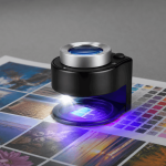 Cuenta hilos profesional 30X con lente óptica de 25 mm, iluminación LED blanca y luz UV. Ideal para control de calidad en impresión, revisión de tramas, documentos de seguridad, sellos y trabajos de precisión.